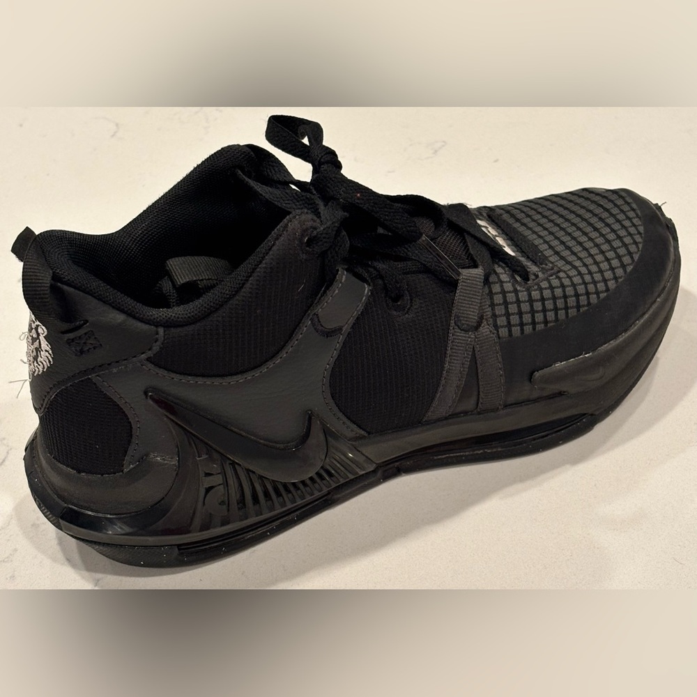 Nike LeBron Witness 7 Basketball Shoes Black/Anthracite Youth Size 6.5